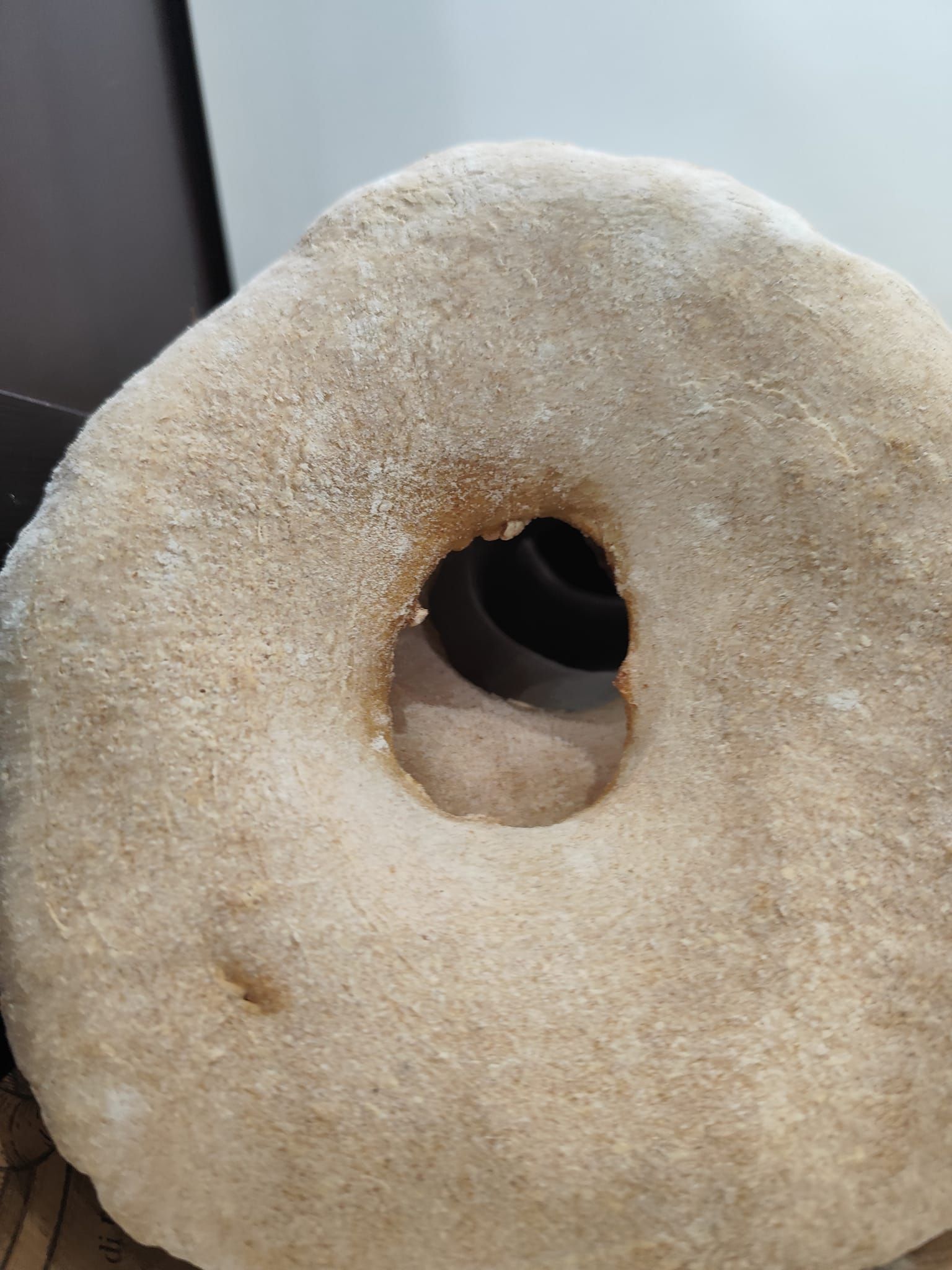 Un primo piano di una ciambella con un buco nel mezzo.