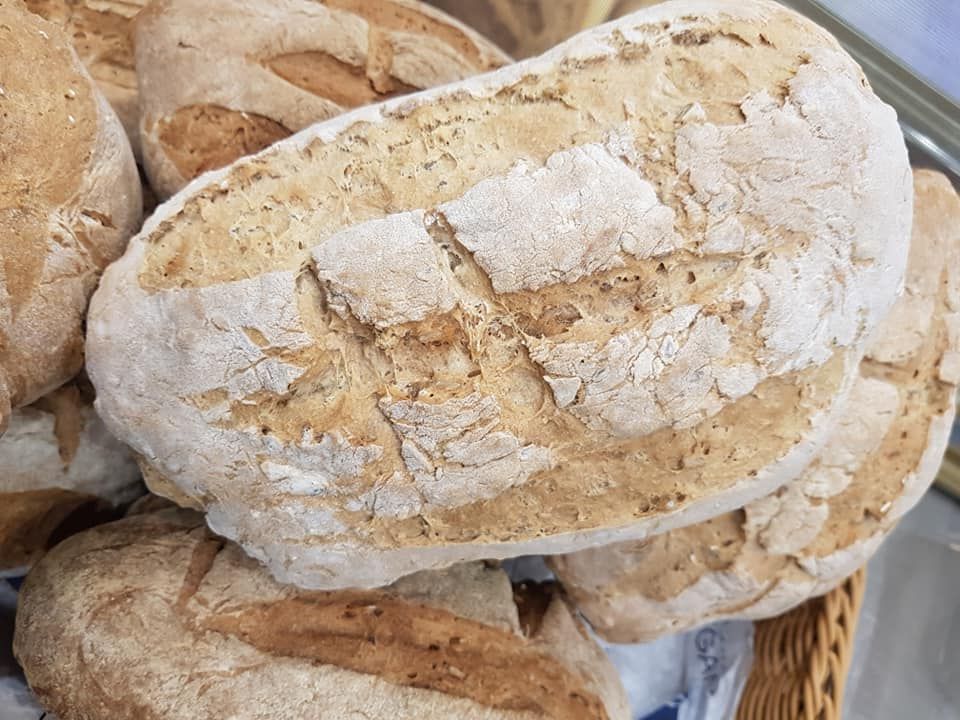Un mucchio di pagnotte di pane sono accatastate una sopra l'altra in un cestino.