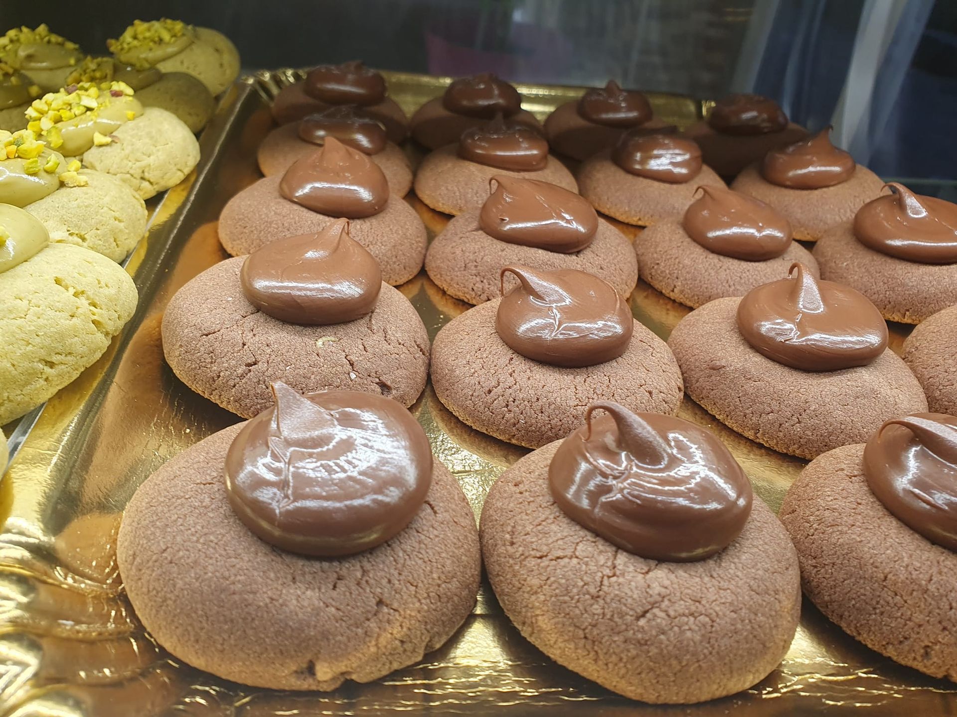 Un vassoio di biscotti al cioccolato con glassa al cioccolato sopra