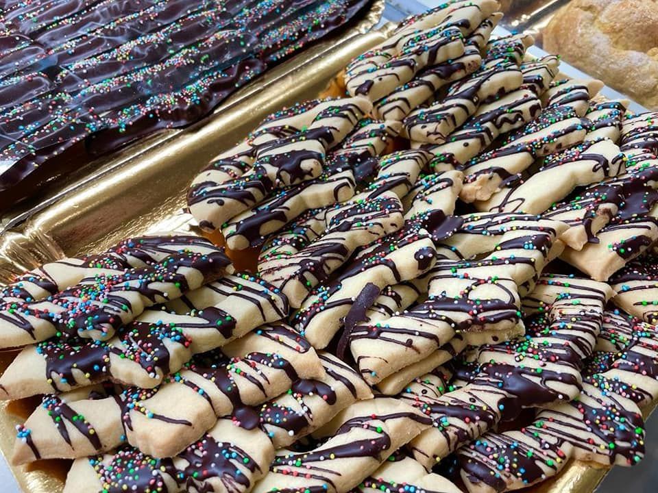 Un vassoio di biscotti con cioccolato e granella sopra