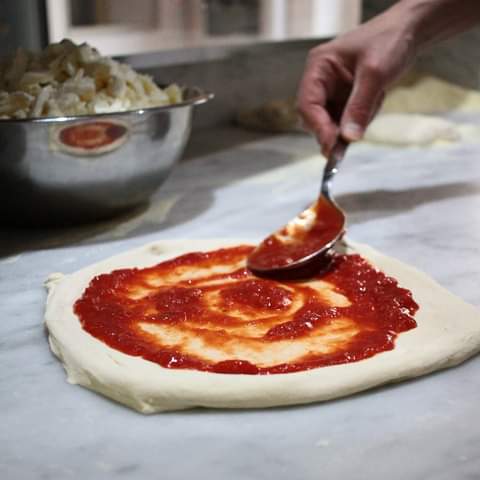 sugo sulla pizza napoletana