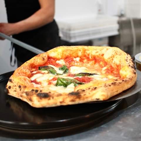 pizza napoletana tolta dal forno