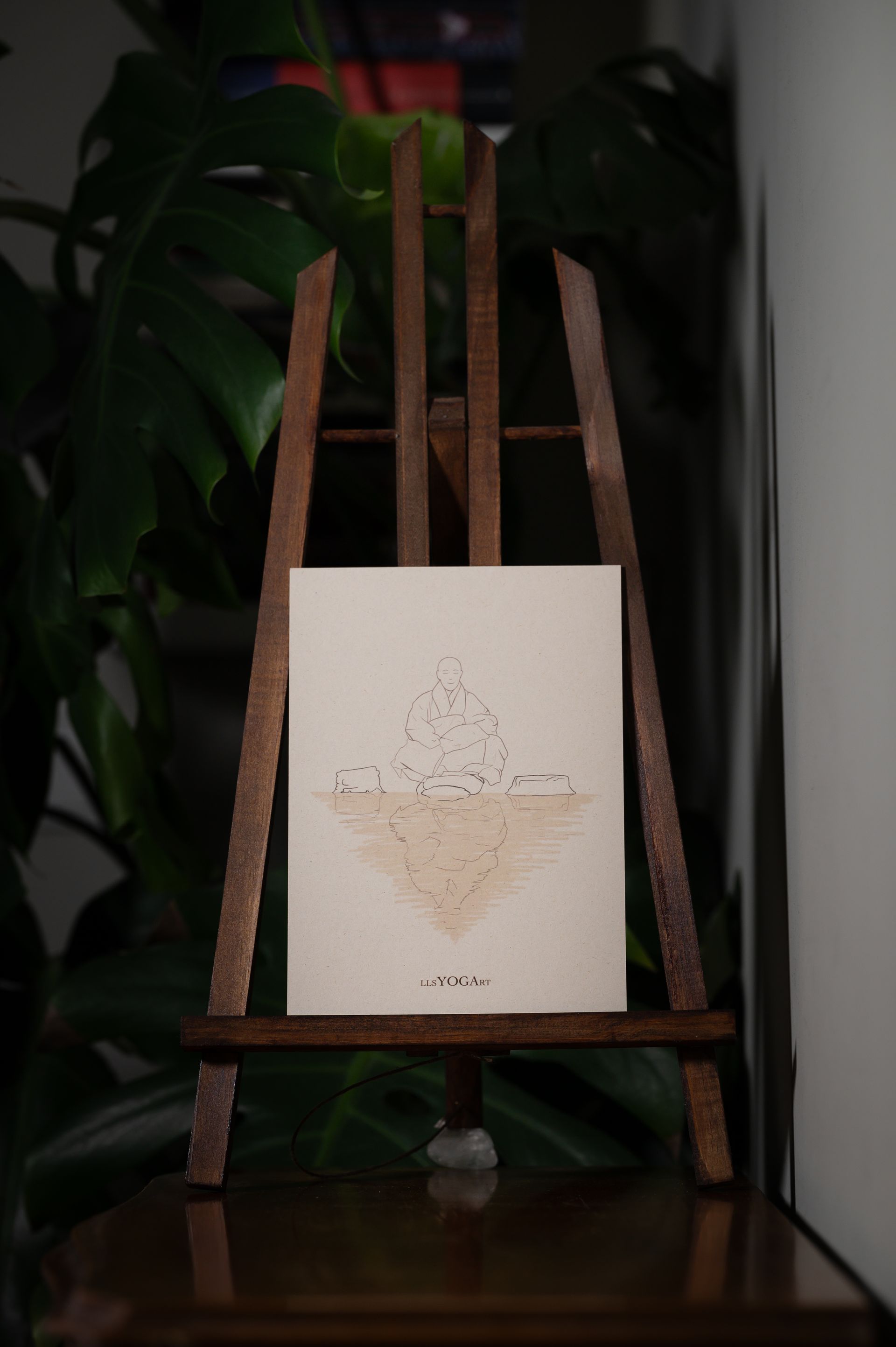 Illustratie van mediterende monnik op rots in de rivier