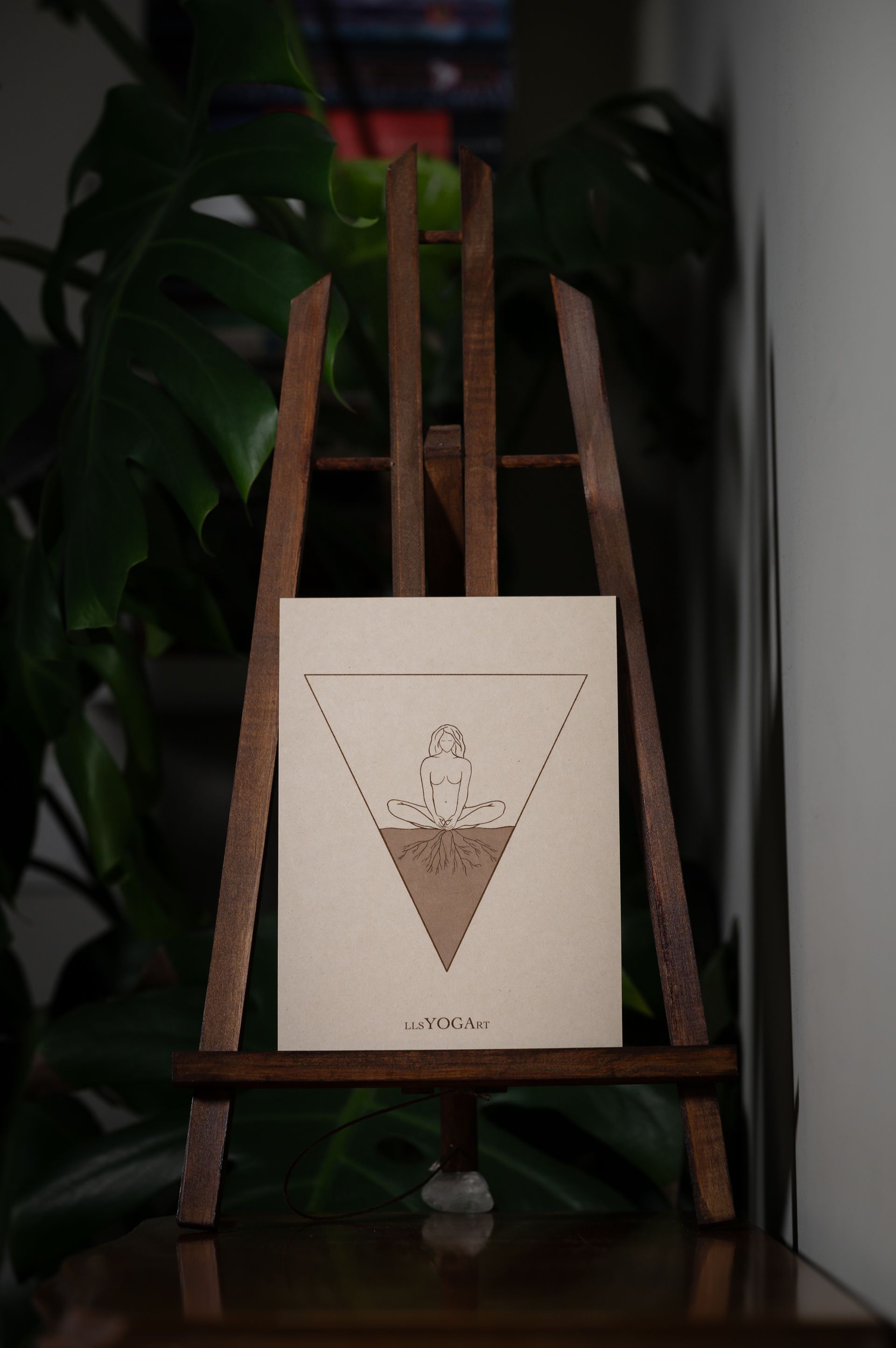 Yoga kunst, aardende ziel, illustratie van vrouw die wortels schiet.