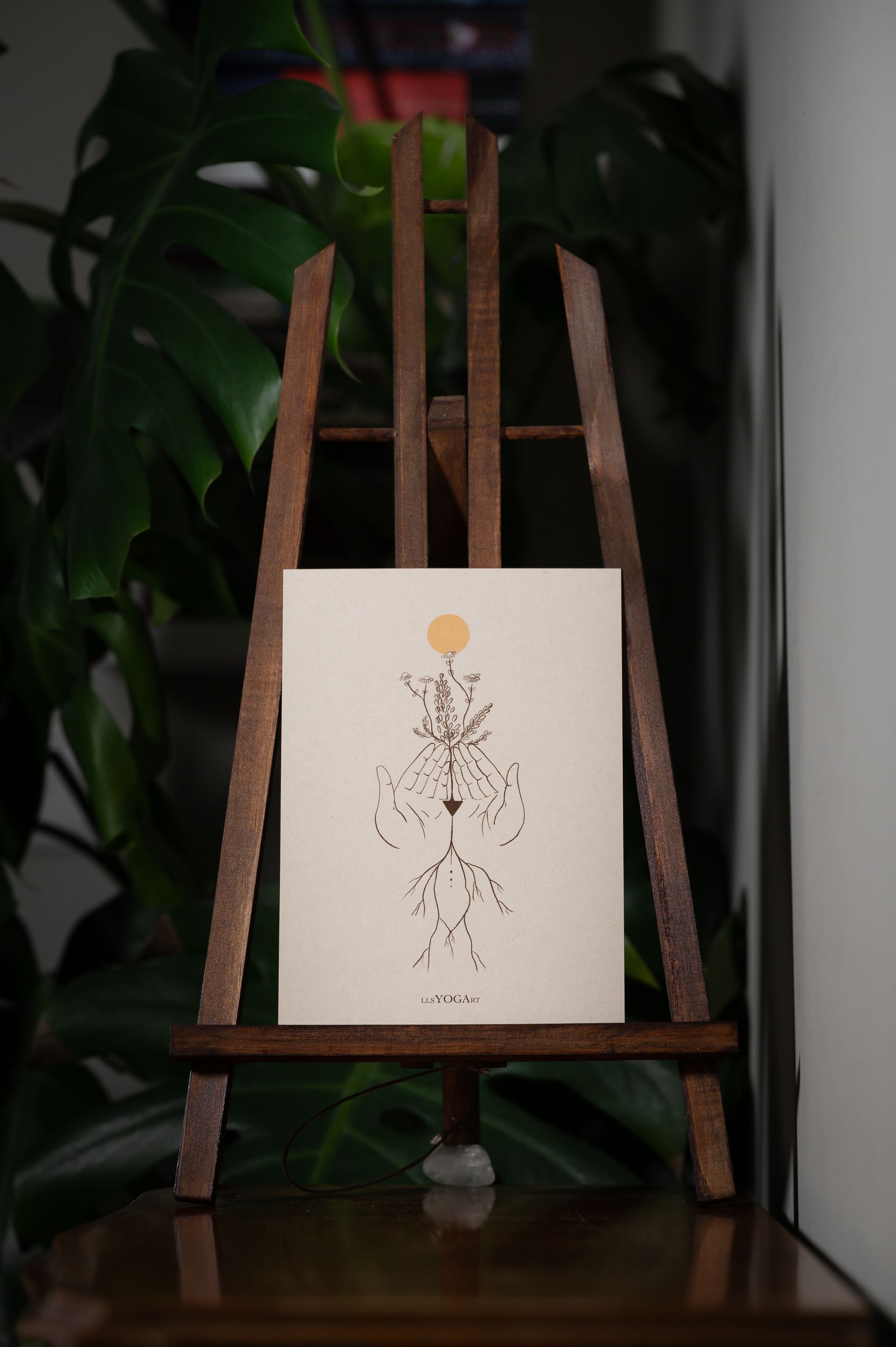 Illustratie van twee handen voortkomend uit het vrouwensymbool, groeiend en bloeiend naar het licht van de zon