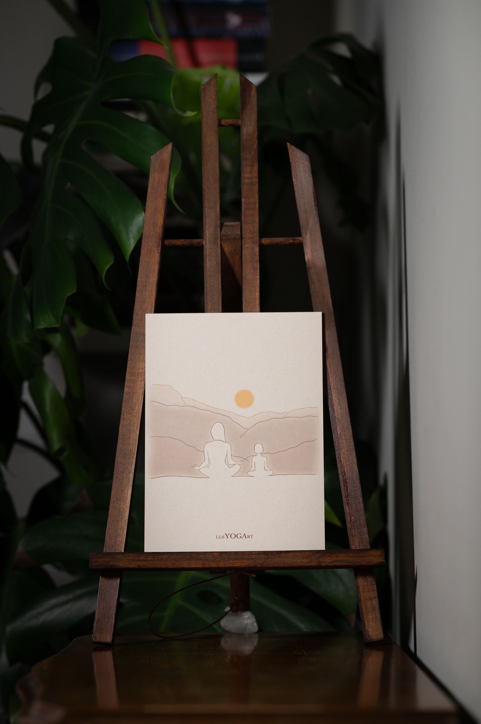 Moeder en kind illustratie meditatie bij de opkomende zon. Zonsopkomst meditatie