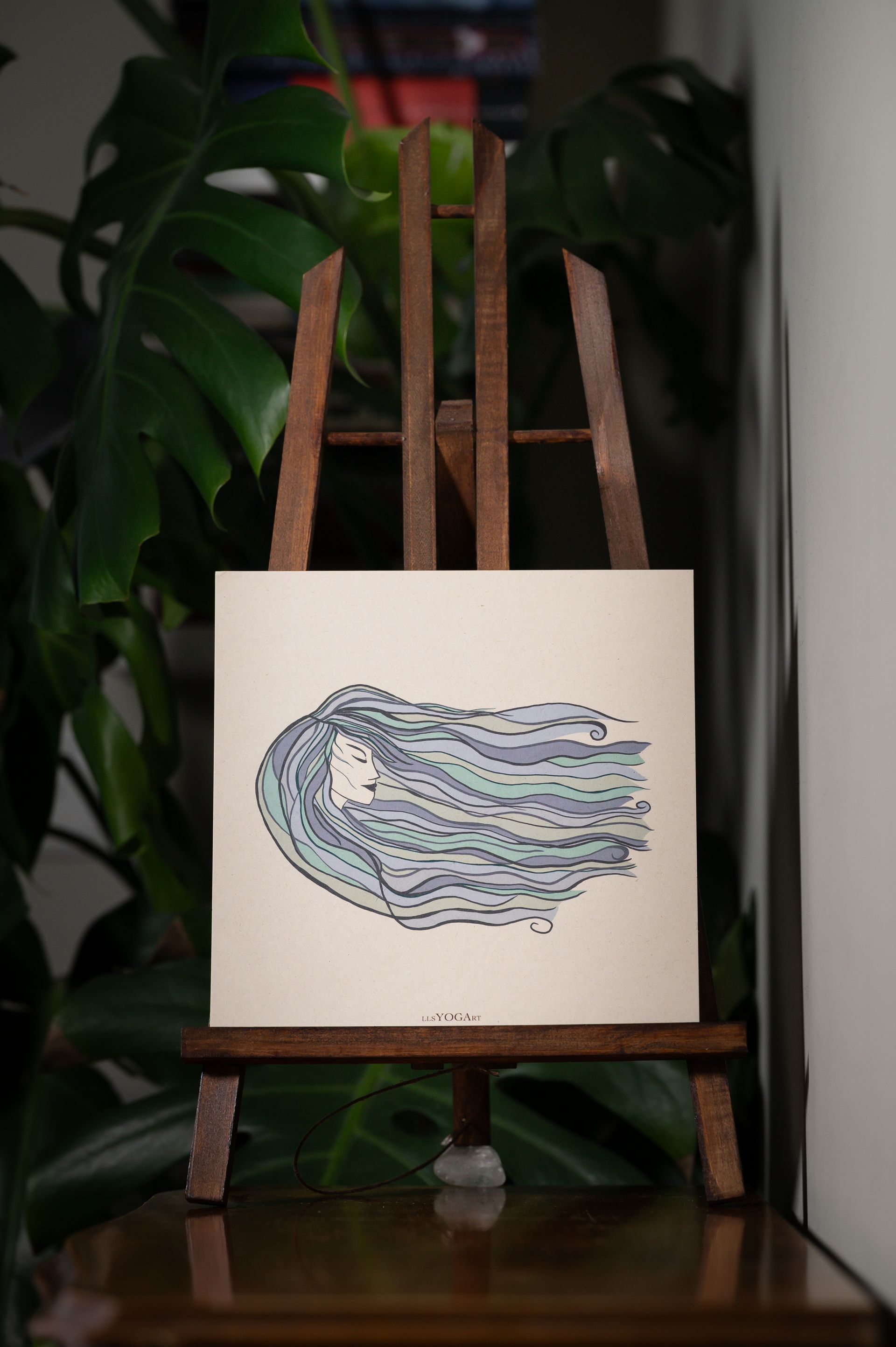 Illustratie van een vrouwelijk figuur met haren in de wind