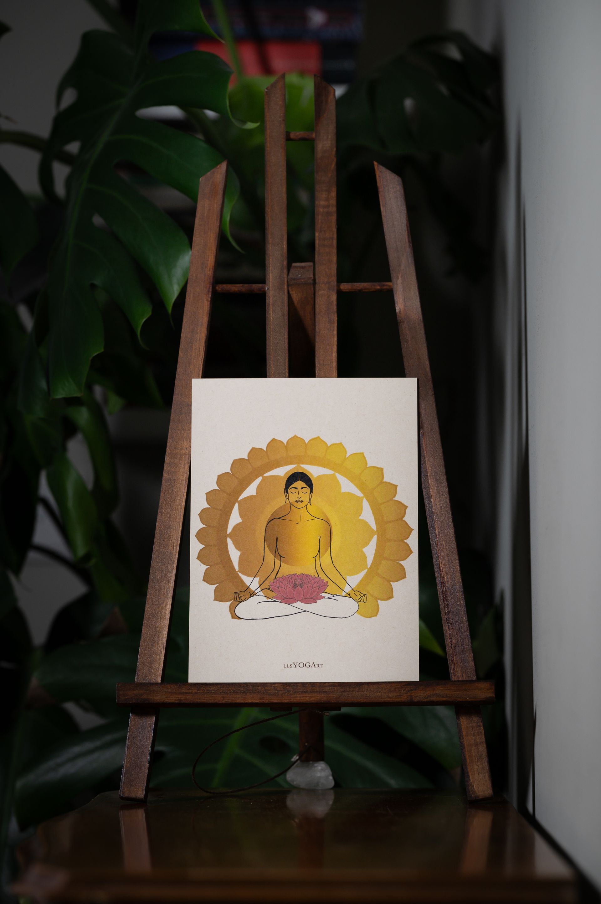 Illustratie print van mediterende vrouw in lotus voor een gouden mandala.