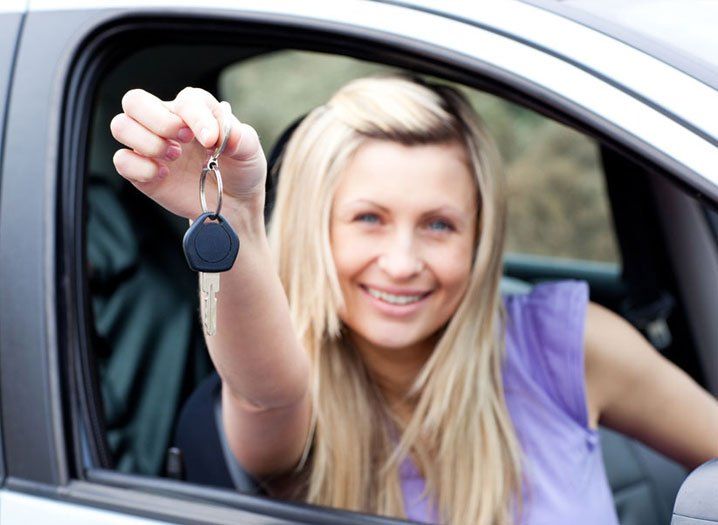 A lady showing her car keys