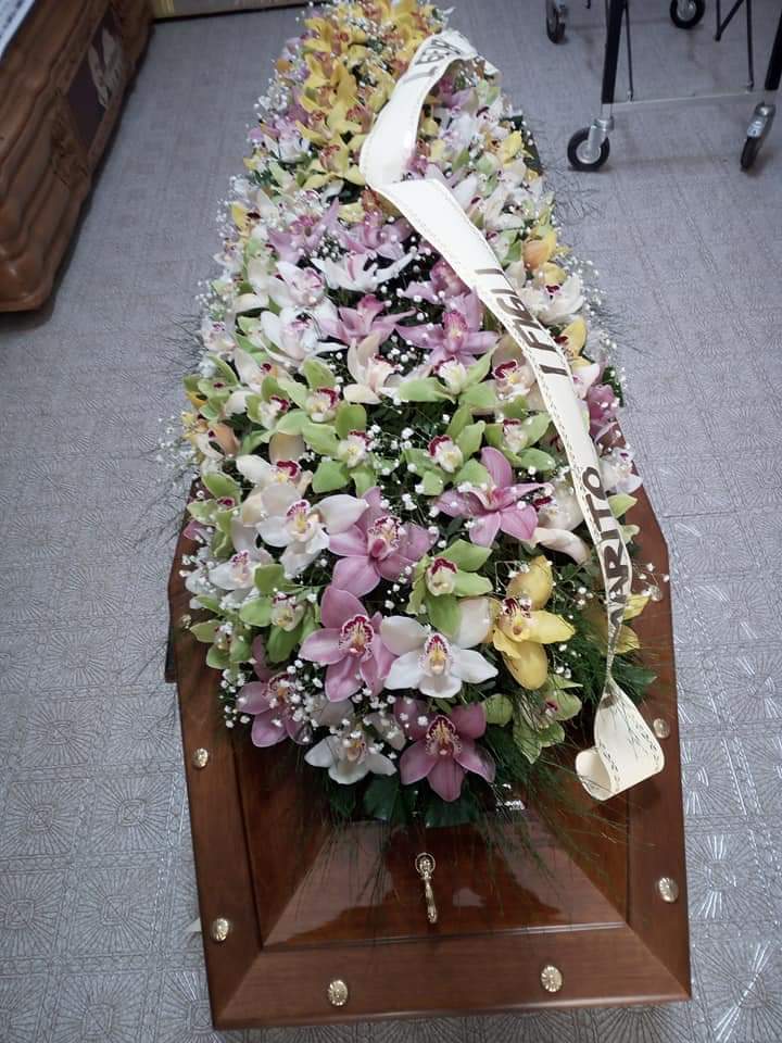 Allestimento di fiori per funerale