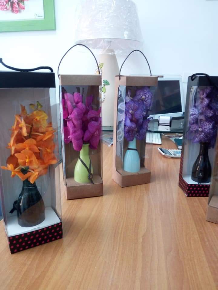 Composizioni floreali e vasi per cimitero