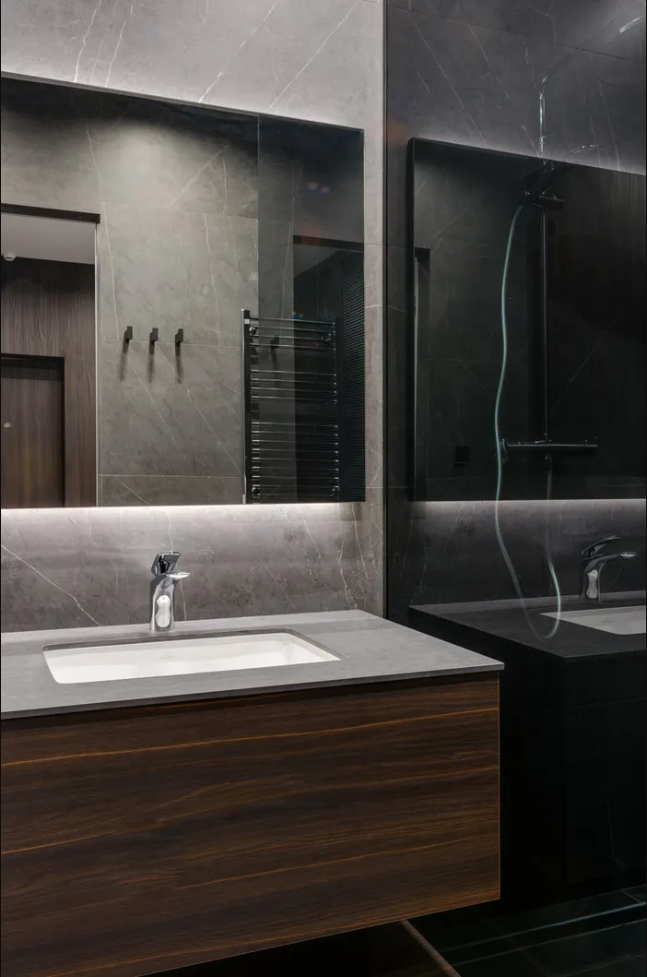 casa de banho moderna e simplista com cores escuras