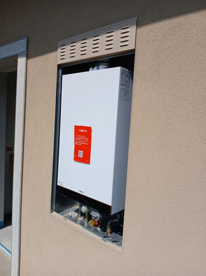 Scatola elettrica bianca installata in una parete esterna, sotto una tapparella beige.