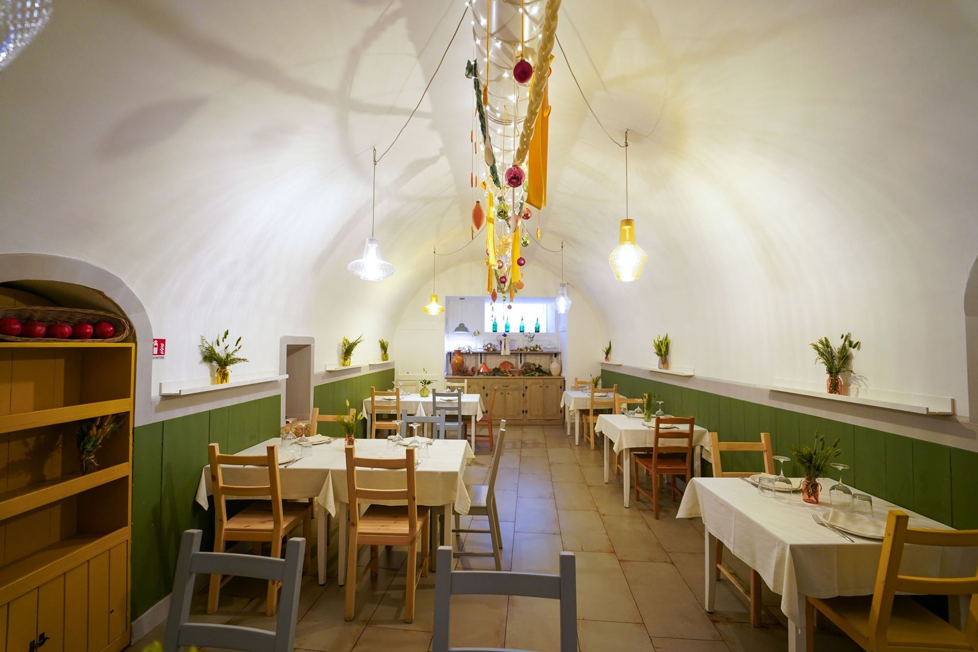 osteria tipica pugliese, interno locali e tavoli apparecchiati