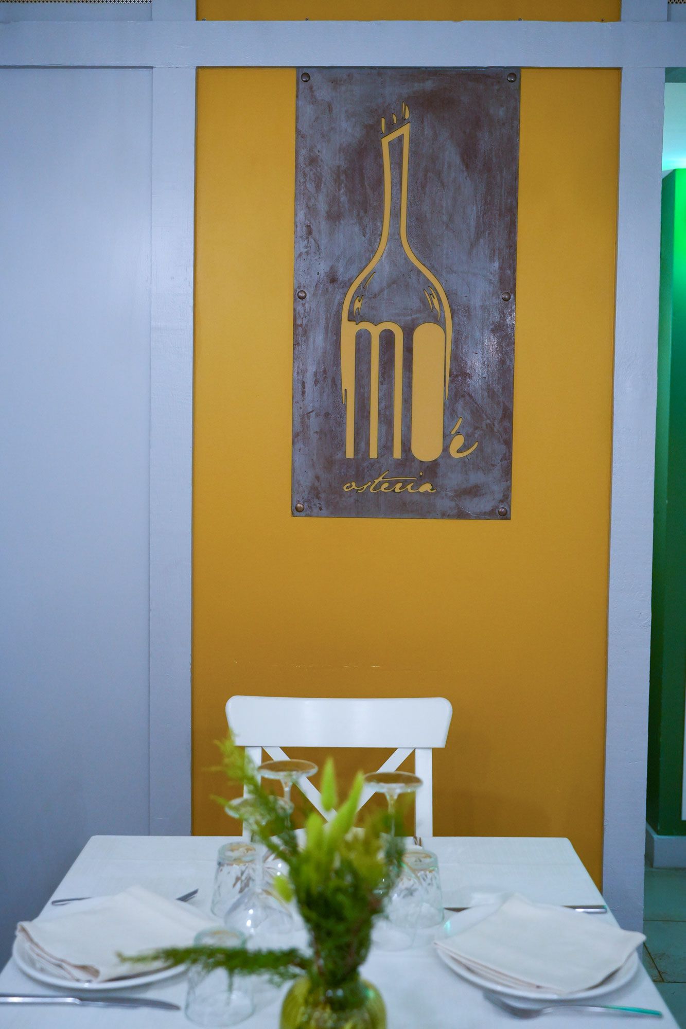 tavolo di un ristorante apparecchiato