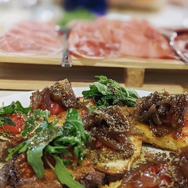 tagliere con salumi e focacce