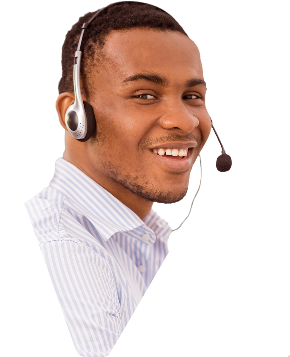 Homem negro sorridente usando fone de ouvido e camisa listrada azul e branca.