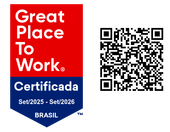 Selo de certificação do Great Place to Work com QR Code. O selo é vermelho e azul e indica que a empresa é certificada.