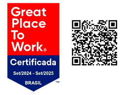 Selo de certificação do Great Place to Work com QR Code. O selo é vermelho e azul e indica que a empresa é certificada.