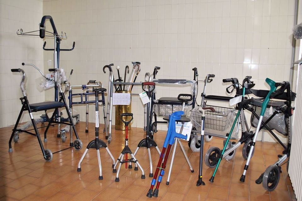 deambulatori e stampelle