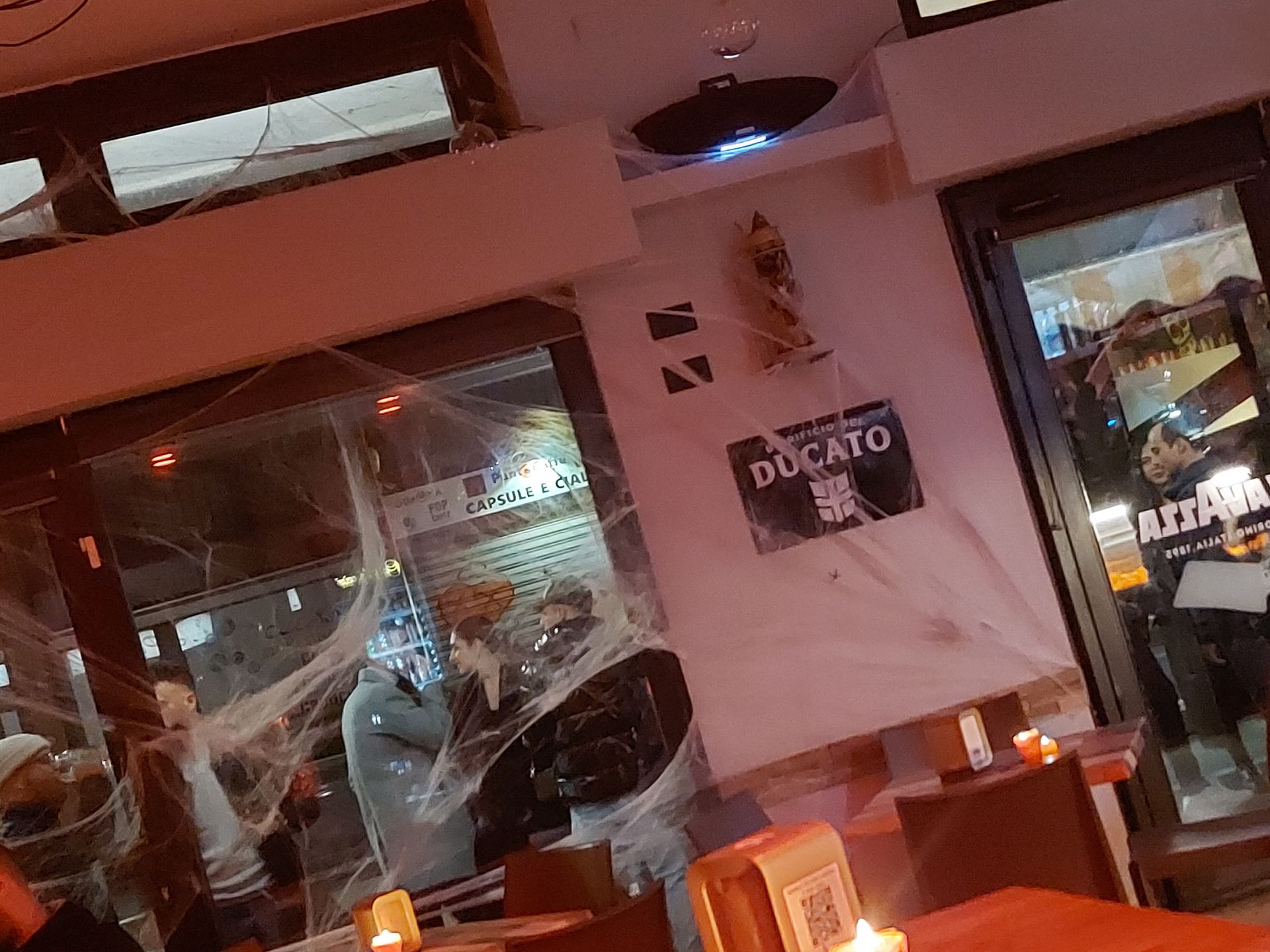 Un ristorante con un cartello sul muro che dice ducato