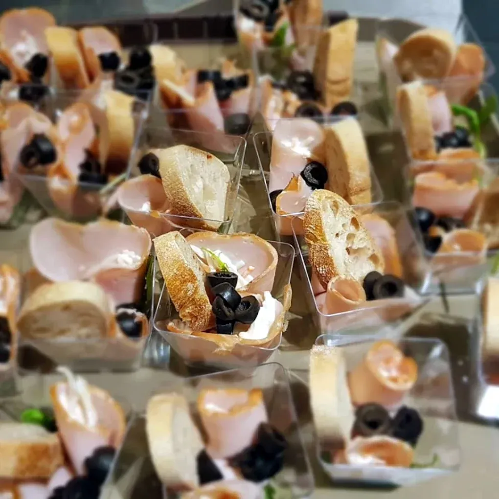 Un tavolo apparecchiato con una varietà di cibo, tra cui pane e olive
