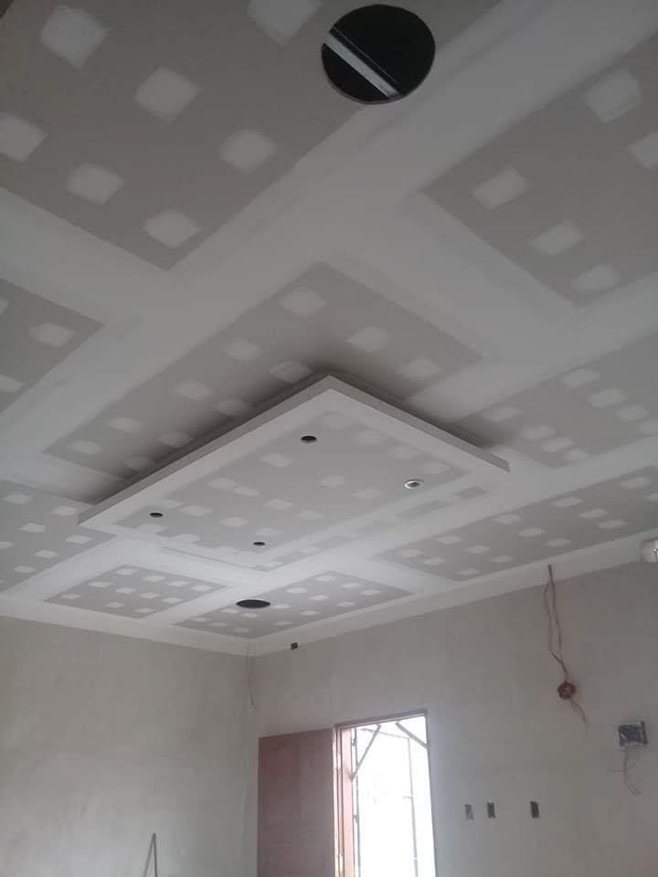 Techo de drywall con luces empotradas, en habitación en construcción.