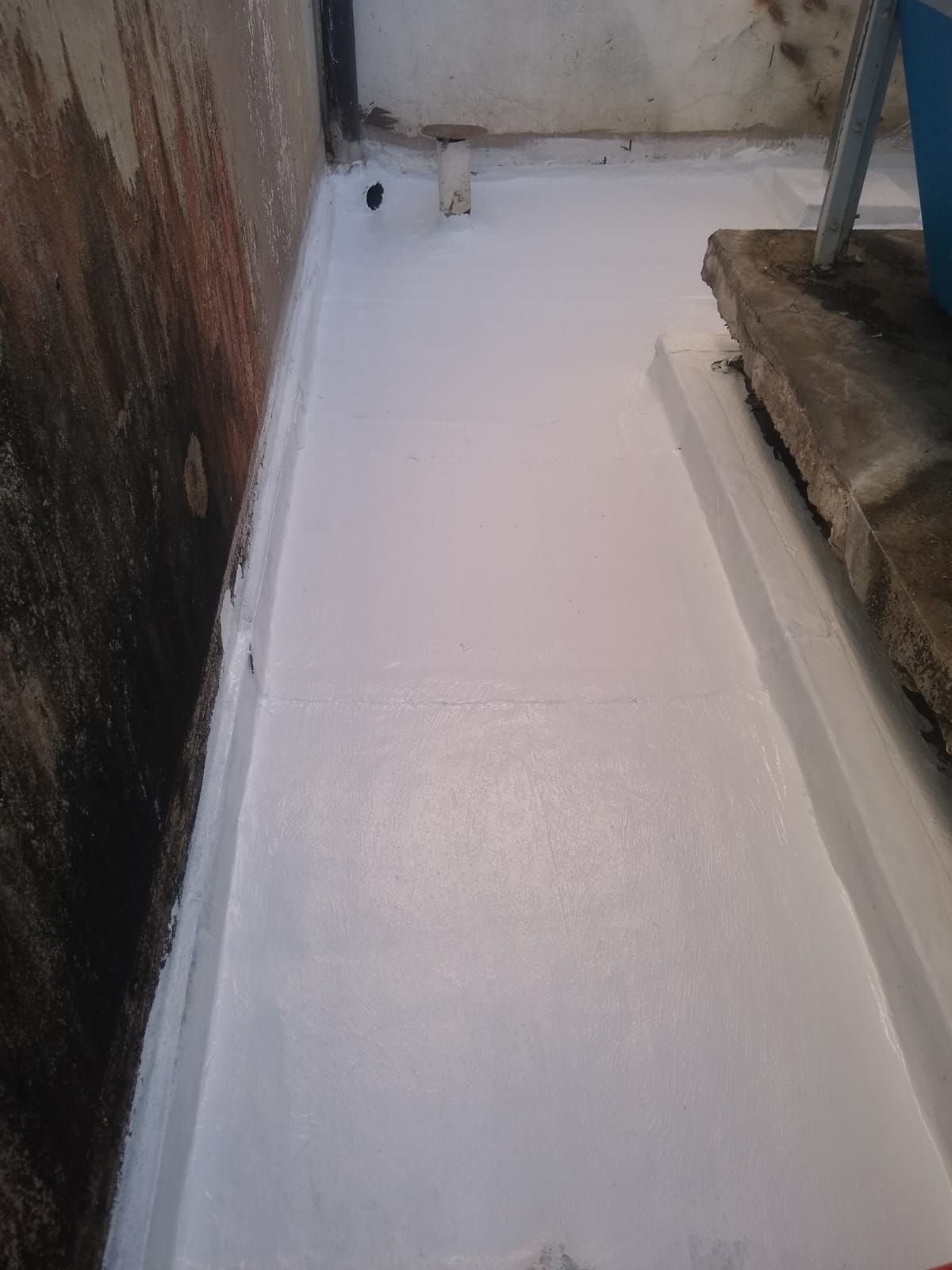 Superficie y paredes recién pintadas de color blanco.