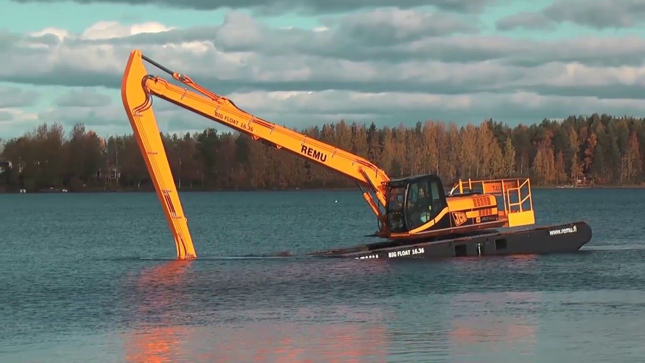 Remu excavator digging on river | Perth, WA | DM Breaker Equipment