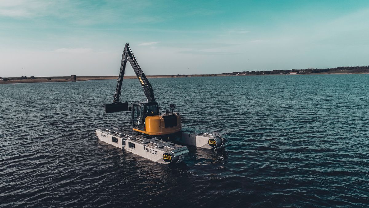 Remu Big Float E10 working on river | Perth, WA | DM Breaker Equipment