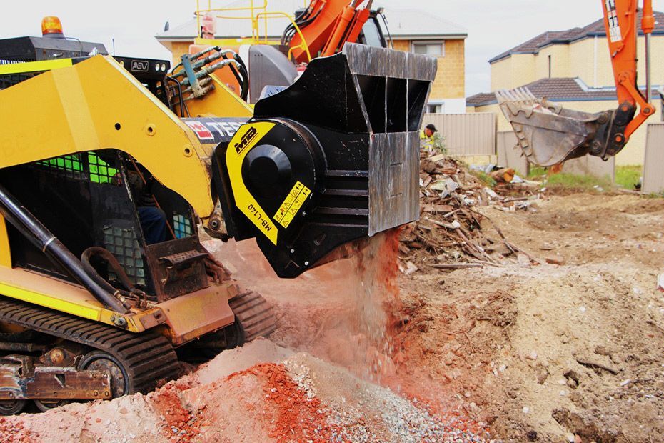 MB L140 | Perth, WA | DM Breaker Equipment