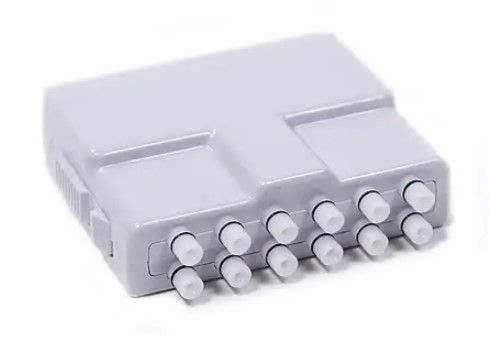 Eine weiße Box mit weißen Knöpfen auf weißem Hintergrund.