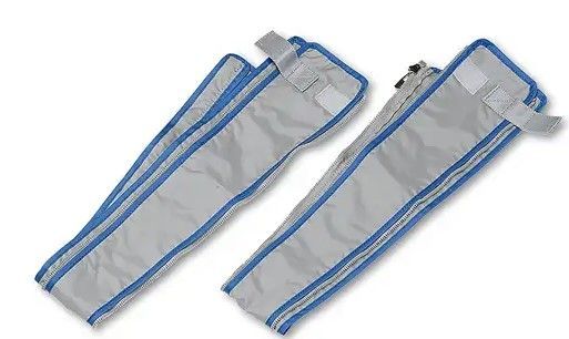 Eine graue Hose mit blauen Streifen an der Seite