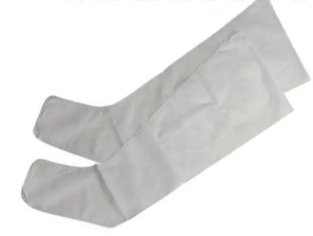 Ein Paar weiße Socken auf weißem Hintergrund.