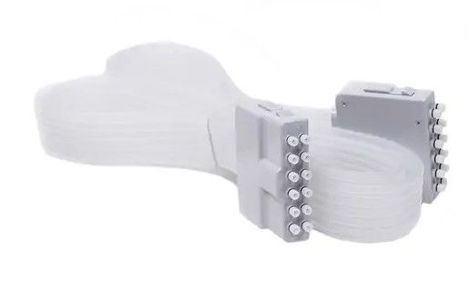 Eine Nahaufnahme eines weißen Gürtels mit einer Schnalle auf weißem Hintergrund.