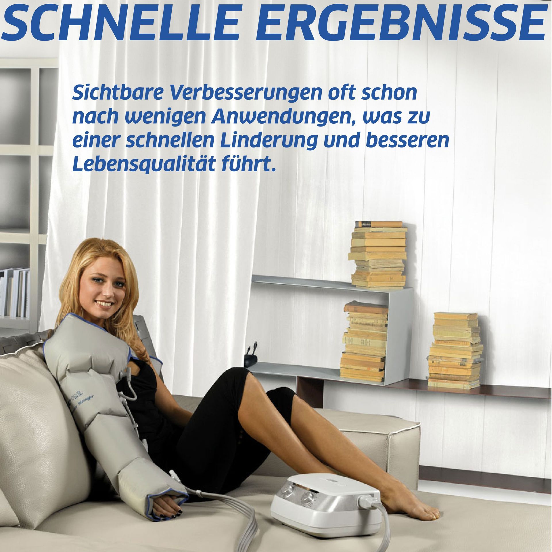 Eine Frau sitzt auf einer Couch mit einer Maschine am Arm