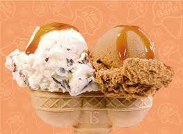 Un montón de envases de helado están alineados sobre un fondo colorido.