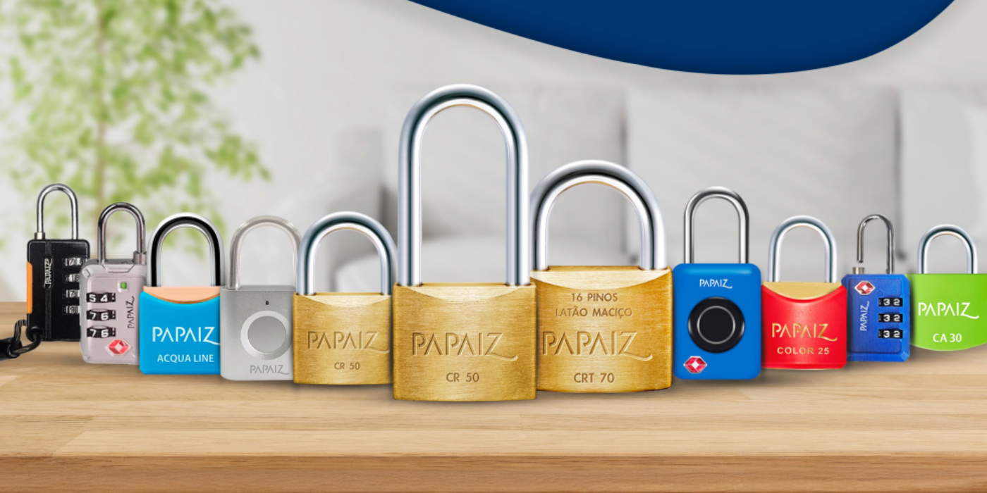 Fileira de cadeados coloridos da Papaiz em uma prateleira branca, cada um com uma alça saliente.