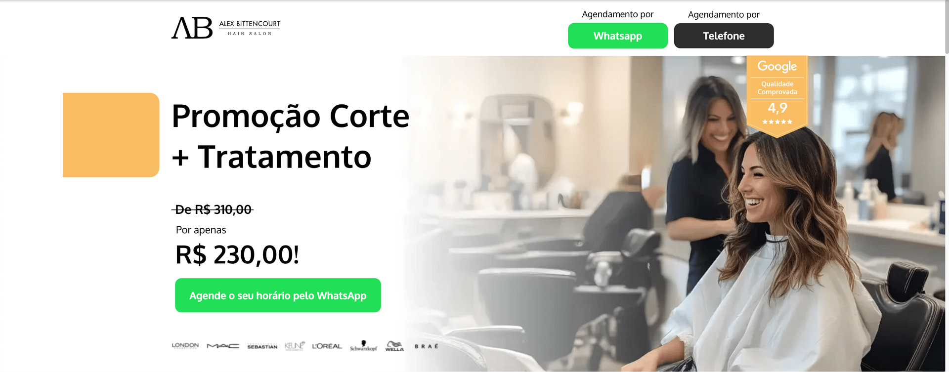 MUlher corta o cabelo em um salão. 