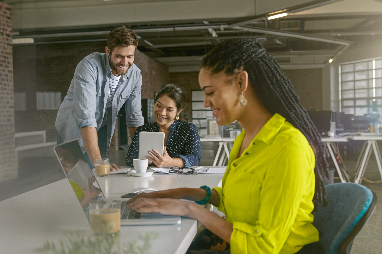 Mulher em um laptop sorri para uma tela com um gráfico intitulado