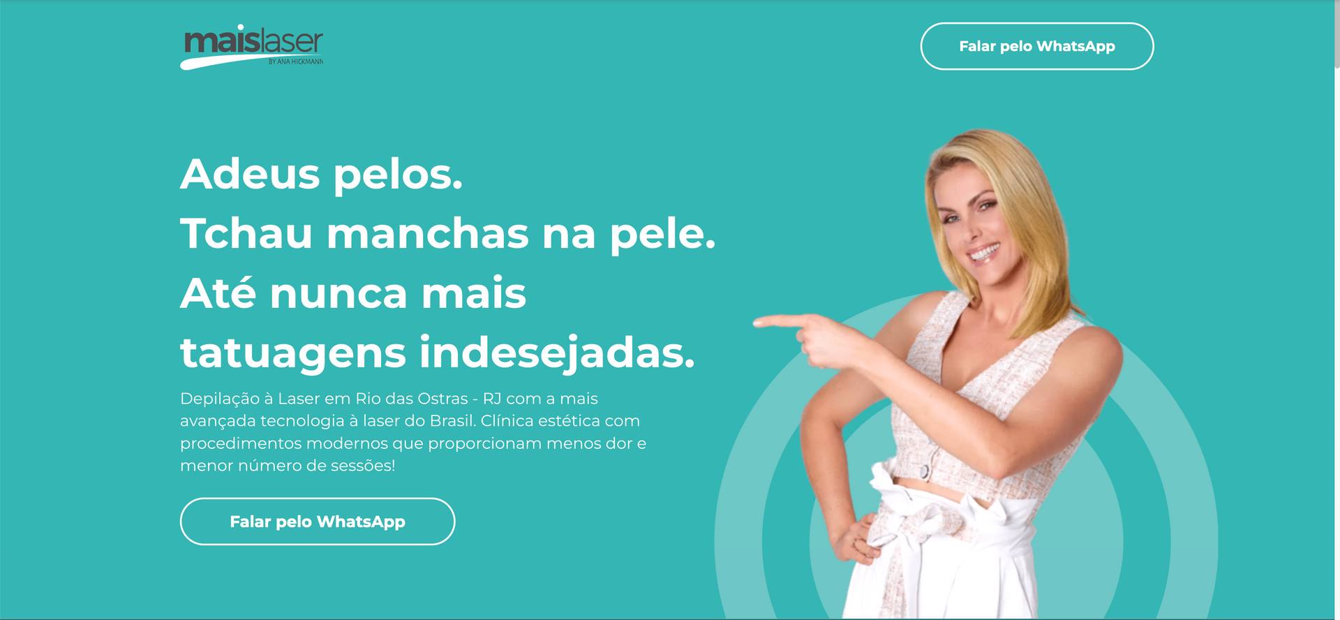 Mulher aponta para o texto: 