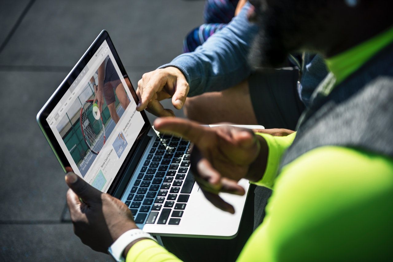 Mulher em um laptop sorri para uma tela com um gráfico intitulado
