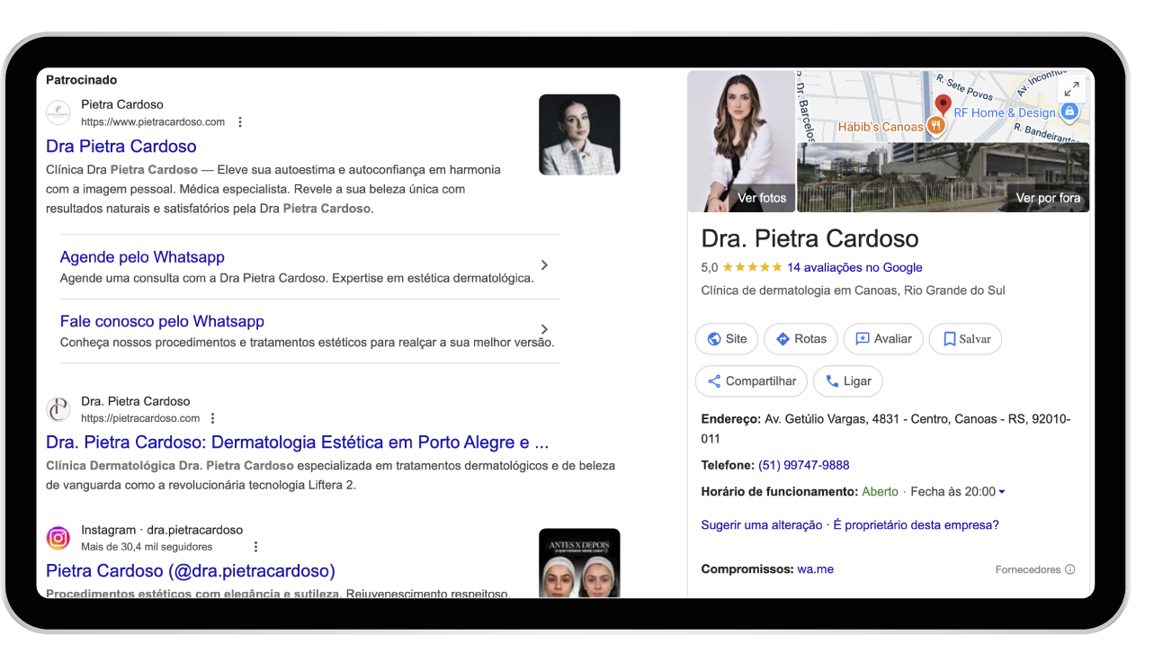 Mulher em um laptop sorri para uma tela com um gráfico intitulado 