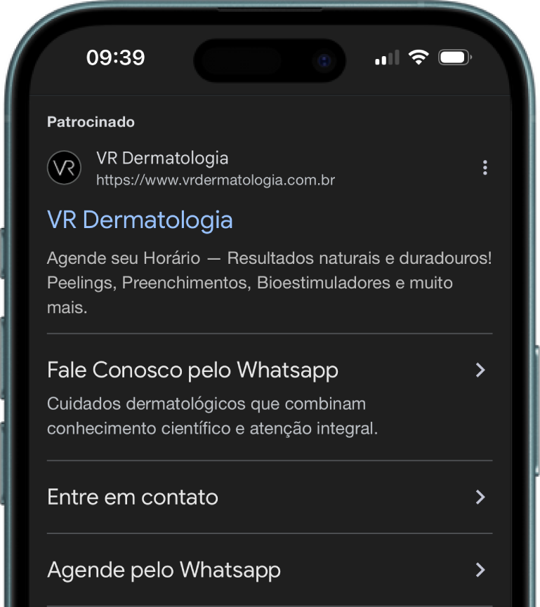 Mulher em um laptop sorri para uma tela com um gráfico intitulado 