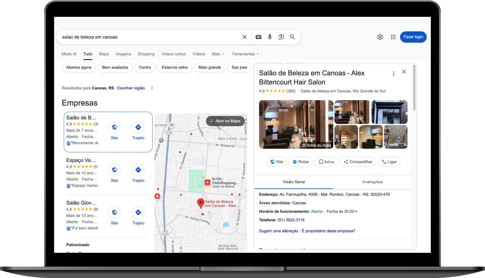 Mulher em um laptop sorri para uma tela com um gráfico intitulado