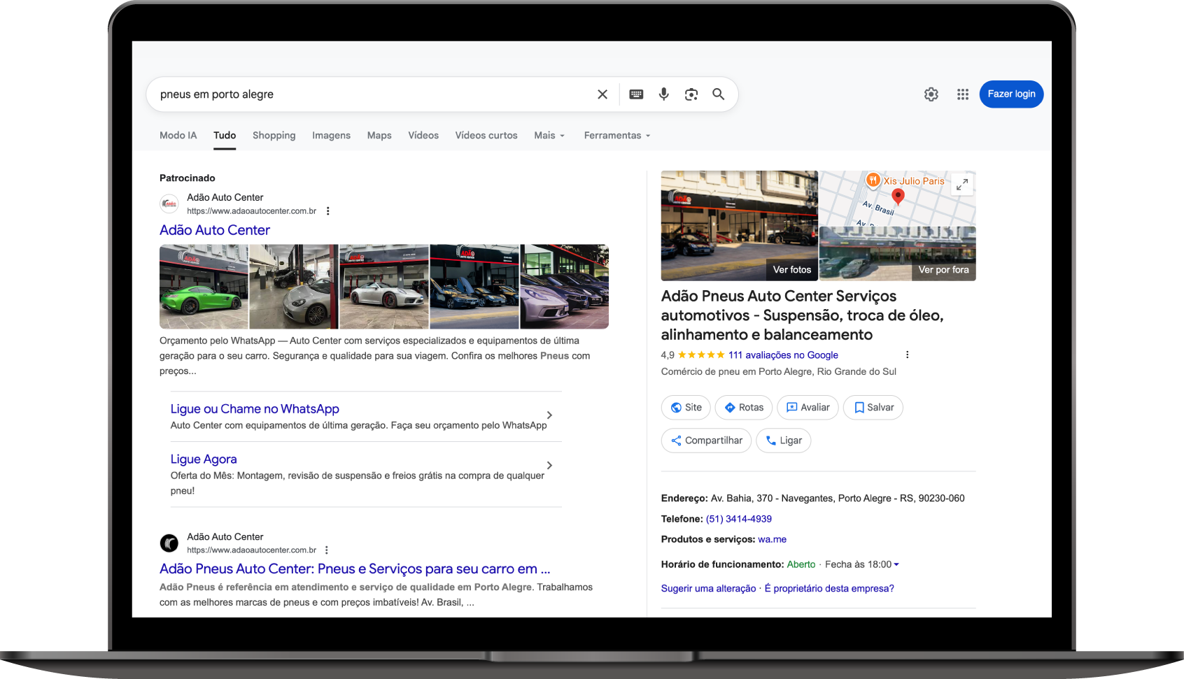 Mulher em um laptop sorri para uma tela com um gráfico intitulado