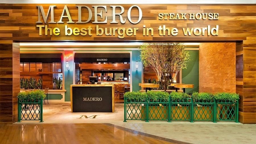 Fachada da Madero Steak House , com o slogan 