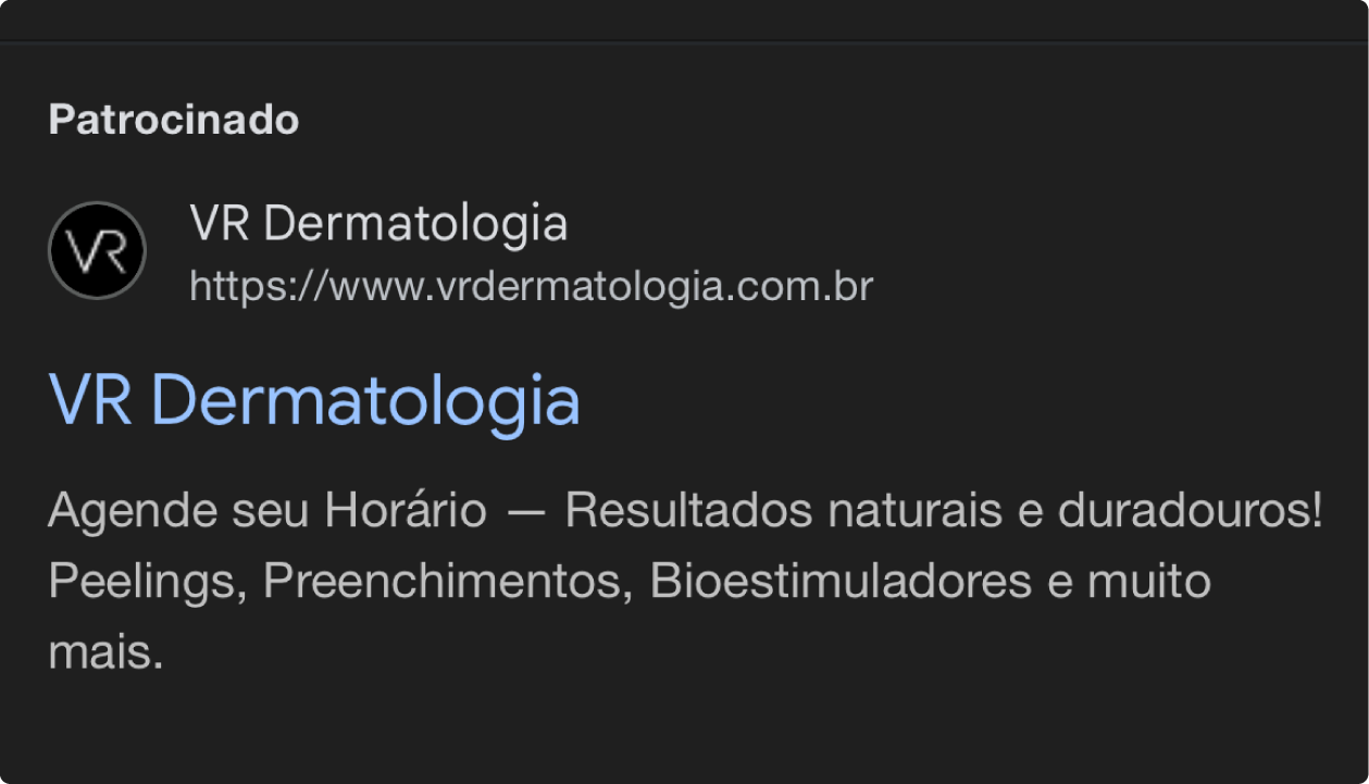 Mulher em um laptop sorri para uma tela com um gráfico intitulado 