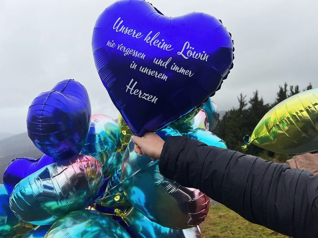 Ein herzförmiger Ballon mit den Worten Sophie & Mariee darauf