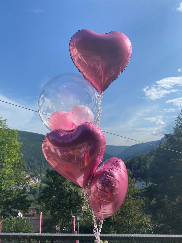 Ein Haufen Ballons, die übereinander auf einem Tisch liegen.